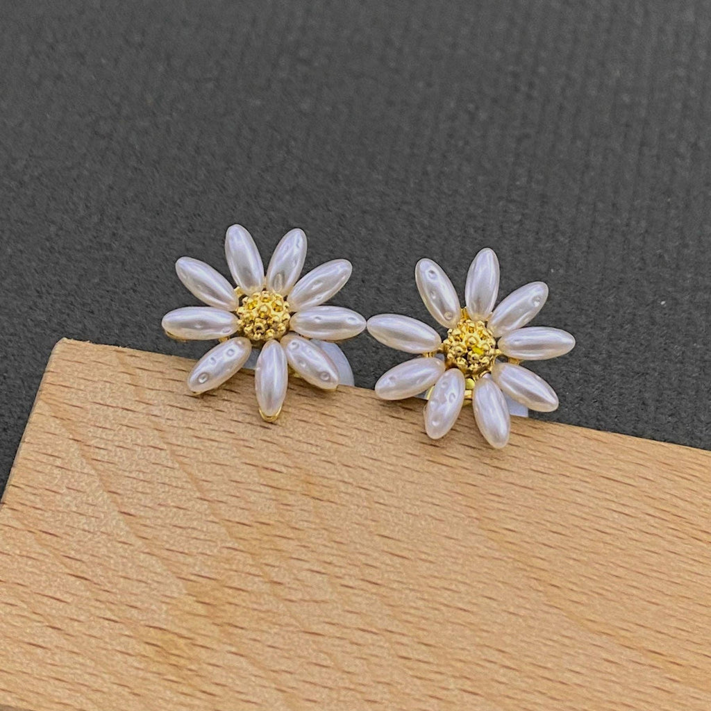 Pearl Petal Daisy Stud Earrings