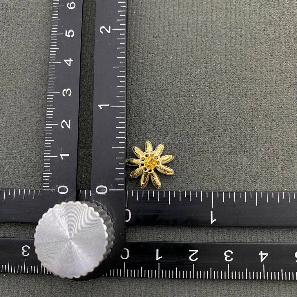 Pearl Petal Daisy Stud Earrings