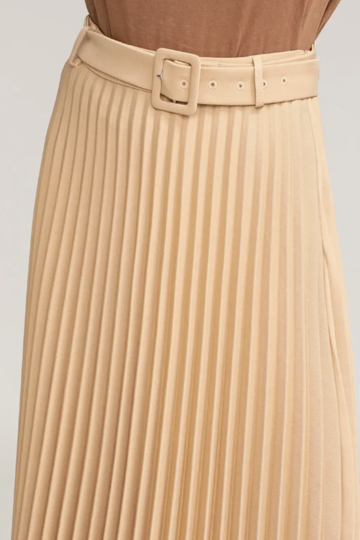 All pleated H-line Skirt w/Belt.